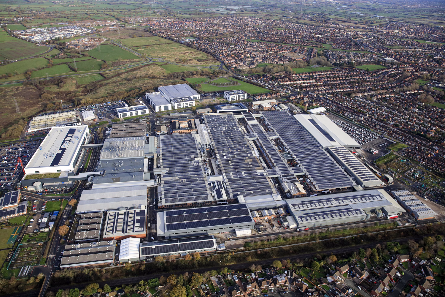 เบนท์ลีย์ มอเตอร์ส รายงานผลประกอบการ 2568 กำไรโตต่อเนื่อง พร้อมเดินหน้าผลิกโฉมโรงงานสู่ยุคพลังงานไฟฟ้า