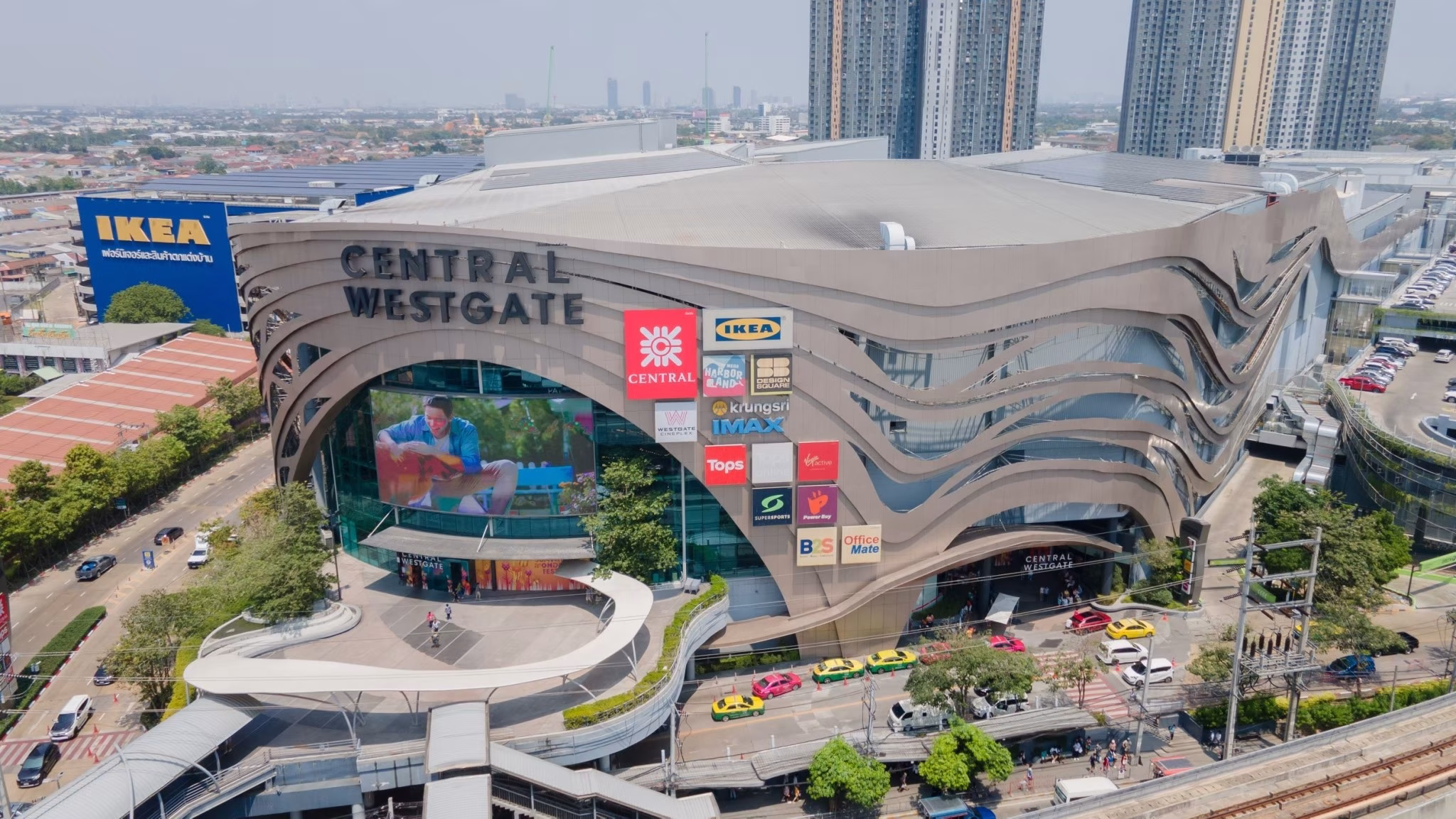 เซ็นทรัลพัฒนา เปิดพื้นที่จอดรถฟรี 4 สาขา เชื่อมรถไฟฟ้า ลดภาระค่าครองชีพและค่าเดินทางคนเมือง