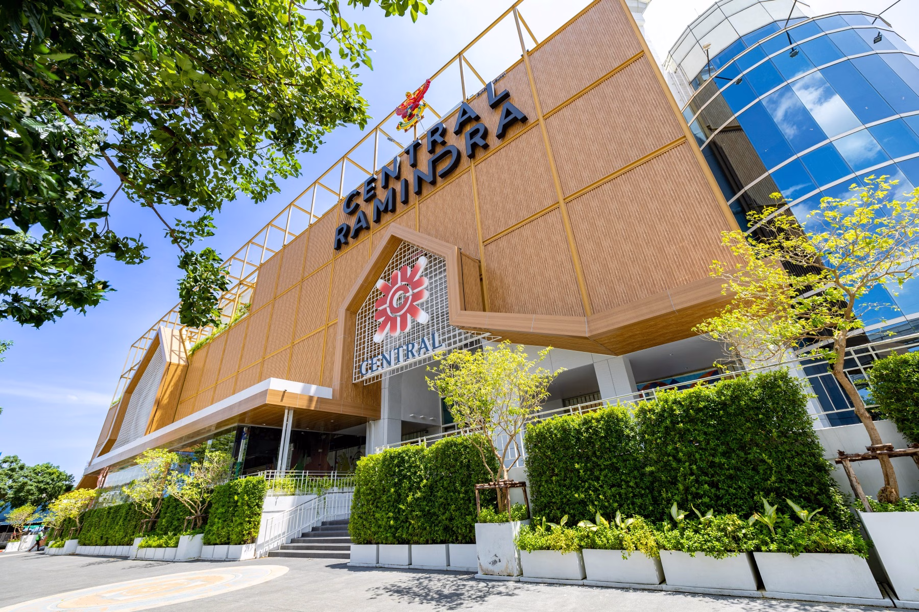 เซ็นทรัลพัฒนา เปิดพื้นที่จอดรถฟรี 4 สาขา เชื่อมรถไฟฟ้า ลดภาระค่าครองชีพและค่าเดินทางคนเมือง